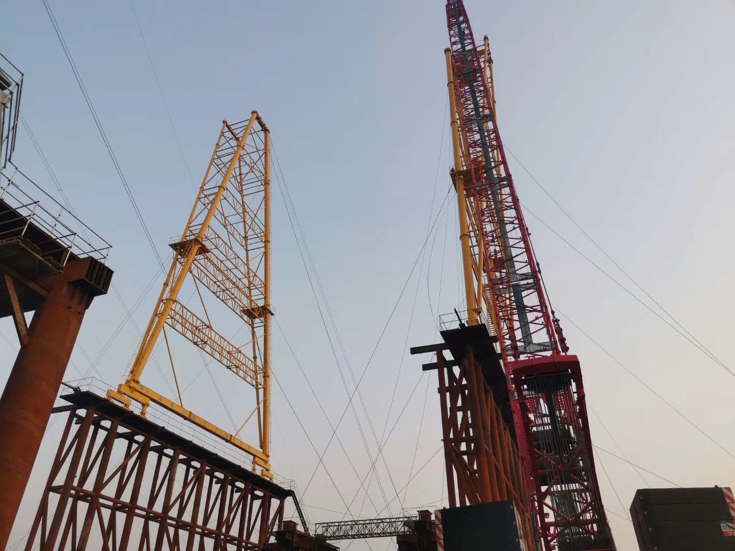 中交二公局濟(jì)南跨黃河橋項(xiàng)目，MG120噸-36米跨-54米高龍門吊，