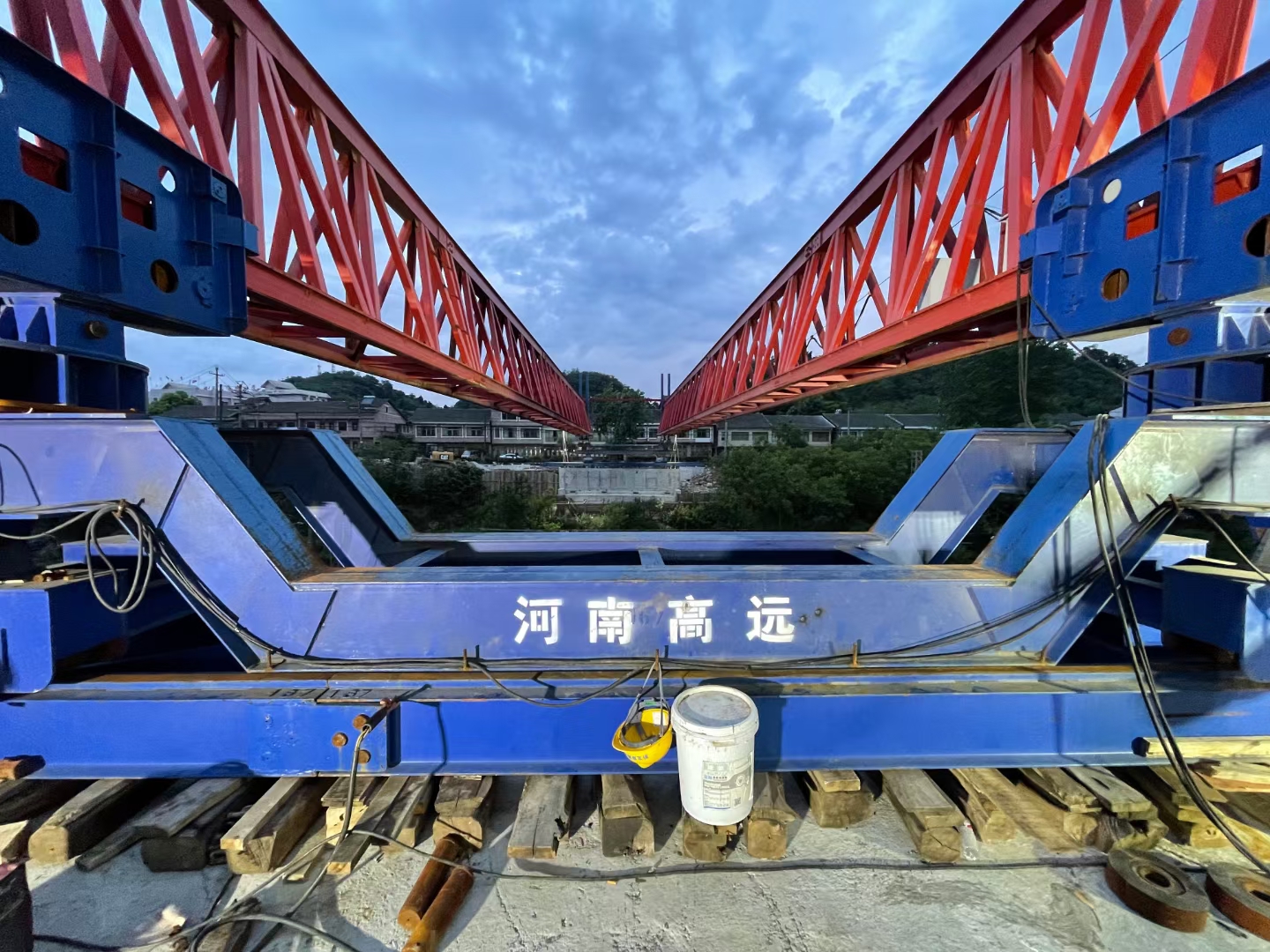 架橋機(jī)安裝人員要嚴(yán)格按照安裝計劃，要對參與安裝的所有人員進(jìn)行培育