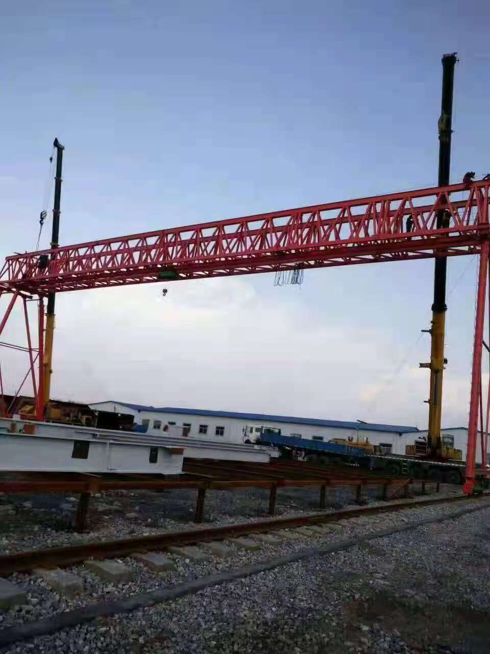 為什么龍門(mén)吊還需要做地基?當(dāng)?shù)孛嫫露缺容^大時(shí)，我們?cè)撛趺醋鳊堥T(mén)吊地基?