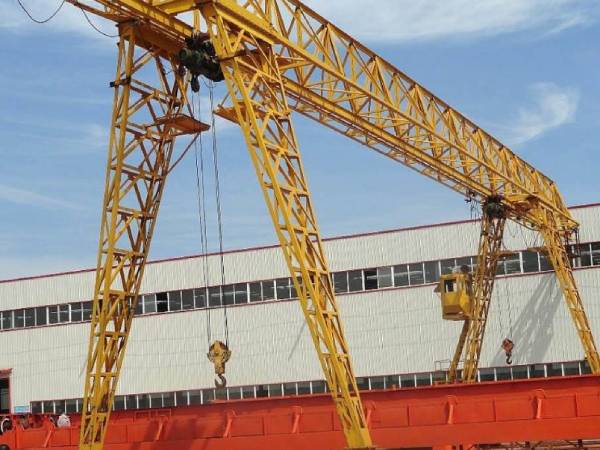 龍門吊作業(yè)中如何保證軌道的清潔和平整？