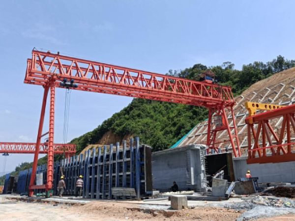 龍門吊門式起重機(jī)運(yùn)行過(guò)程中的安全操作規(guī)范有哪些？